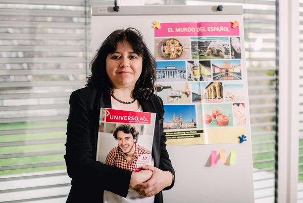 Spanisch Kurs Satteldorf Frau Ebert mit einem spanischen Buch in der Hand